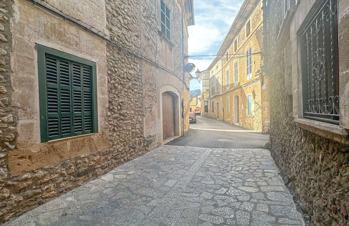 Townhouse for sale in Pollença old town to be refurbished